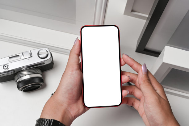 女摄影师手持黑屏智能手机。图片下载