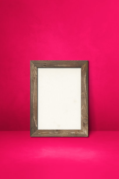 木制画框靠在粉红色的墙上图片下载
