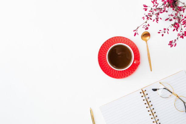 平面构图与一杯咖啡，树枝与红色浆果和笔记本在白色的背景图片下载