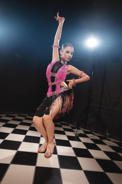 年轻有吸引力的舞者的肖像在交际舞运动拉丁舞。影棚拍摄图片下载