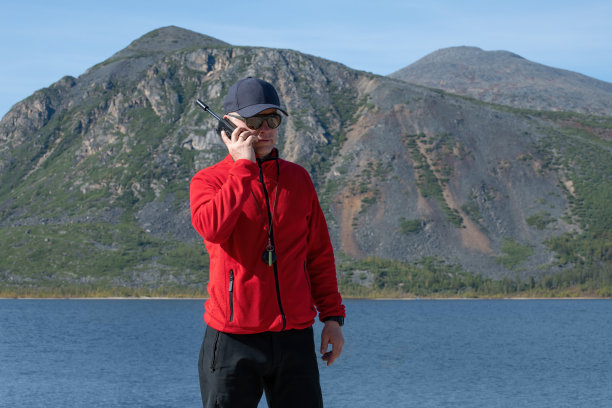 一个人在山里用卫星电话聊天图片下载