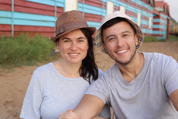 美丽的跨种族夫妇在户外微笑图片下载