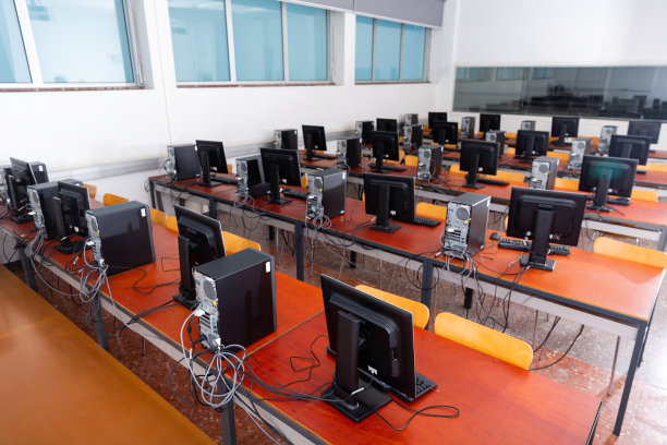 带电脑的多媒体教室图片下载