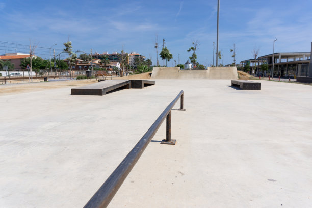 水泥滑板场的铁栏杆特写图片下载