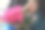 一个年轻的女人坐在沙发上，手里拿着一大束玫瑰花图片下载