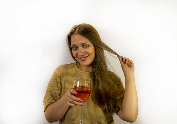 年轻漂亮的女人和一杯红酒图片下载