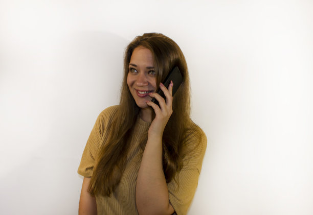 年轻漂亮的女人拿着智能手机，写信息，自拍，交流图片下载