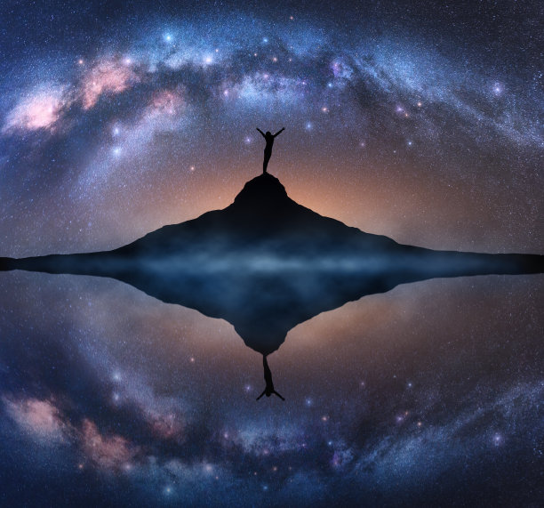 银河拱顶，星夜幸福女人的剪影。景观以银河拱门倒映在水中，少女，天空与明亮的星星，岩石，湖在雾。空间。旅行图片下载