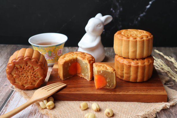月饼-中国中秋节月饼在木托盘上与茶在近距离观看图片下载