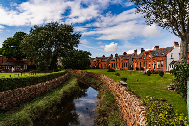 在邓弗里斯和加洛韦的海岸线上，Pow河流经风景如画的pofoot村图片下载