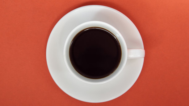 白色咖啡杯里的黑咖啡，明亮的背景。俯视图，平铺，复制空间。咖啡馆和酒吧，咖啡师的艺术概念。现煮的天然或速溶咖啡。咖啡的背景图片下载