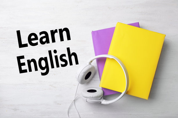 现代耳机与精装书木制背景，俯视图。学习英语图片下载