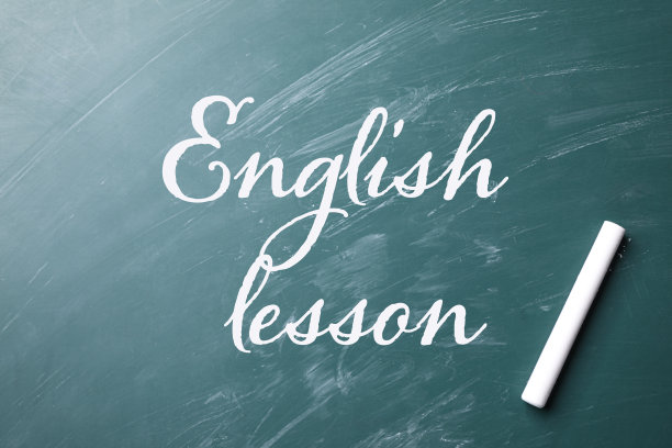 一块白色的粉笔和写在白板上的英语课，俯视图图片下载