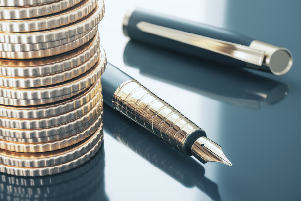 近距离的昂贵奢华的经典钢笔和堆叠的金色硬币在灰色背景与反射。财会概念。3 d渲染。图片下载