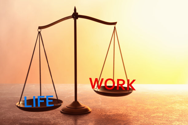 工作与生活的平衡的概念。用表上的字来衡量图片下载
