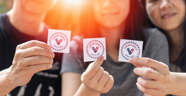 贴纸â我把我的covid-19 vaccineâ交到有自然bokeh背景的家人手中，作为预防冠状病毒的疫苗图片下载