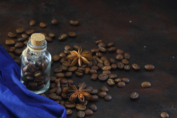 俯视图，平躺在玻璃瓶烤咖啡豆堆豆子背景，空间为您的文本。图片下载