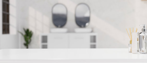 白色桌面的模型与时尚的沐浴产品模糊明亮宽敞的浴室图片下载