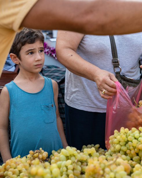 老奶奶和孙子在农贸市场购物的照片图片下载