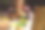 教育背景和学习观念模糊。年轻微笑的女人在晚上学习。千禧一代的学生在玩手机。准备考试。书和标记在前景上。前景聚焦图片下载