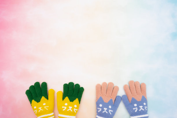 底部为儿子和女儿的家庭场景，背景色彩丰富图片下载