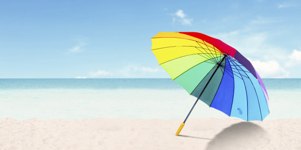 热带沙滩上的彩色雨伞图片下载