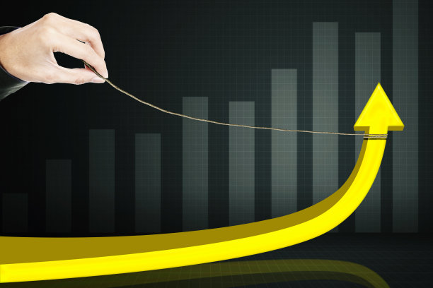 商人手拉向上的箭头图片下载