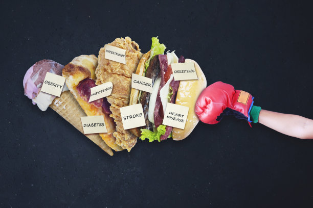 女性将垃圾食品与疾病联系在一起图片下载