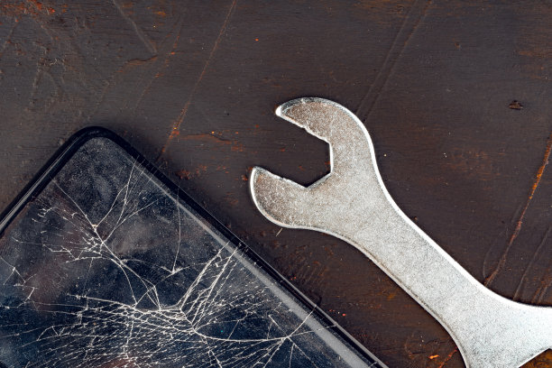 手机与破碎的屏幕近距离图片下载