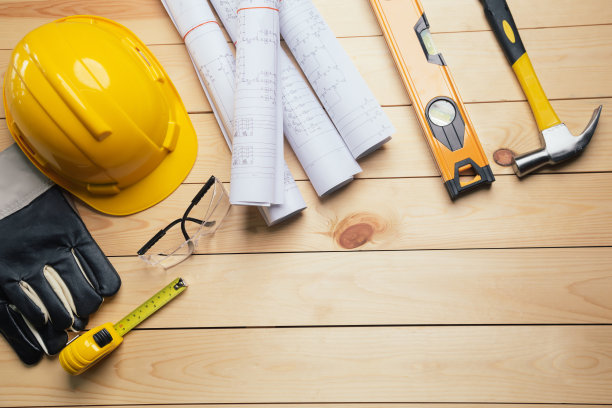 安全工作。标准施工现场防护设备，顶视图木制背景，平铺，复制空间，安全第一的理念。图片下载