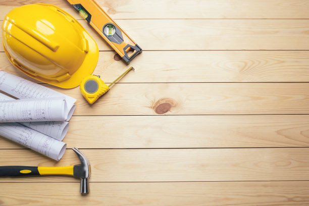 安全工作。标准施工现场防护设备，顶视图木制背景，平铺，复制空间，安全第一的理念。图片下载