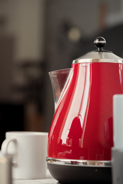 复古风格的红色电茶壶在厨房内部图片下载