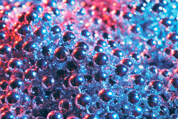 派对或假日装饰概念-银色闪亮珠子的特写图片下载