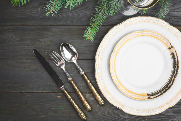 黑色木桌与时尚的圣诞餐桌设置图片下载