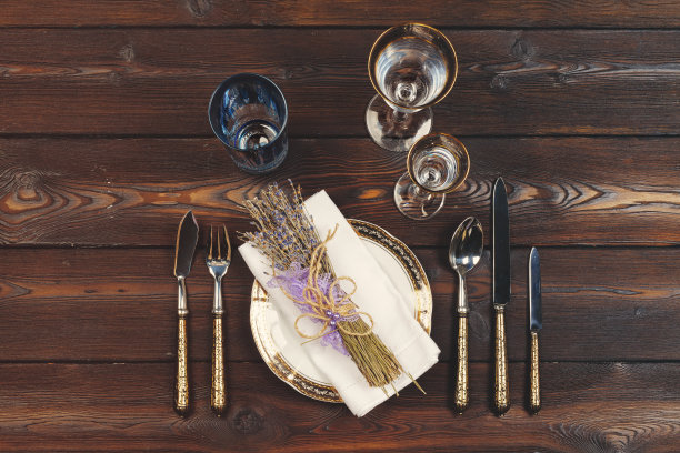 在淡紫色木桌上的节日餐桌图片下载