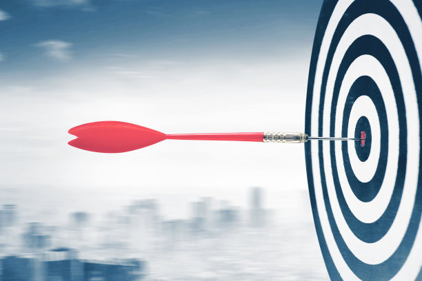 红色飞镖向目标快速移动图片下载