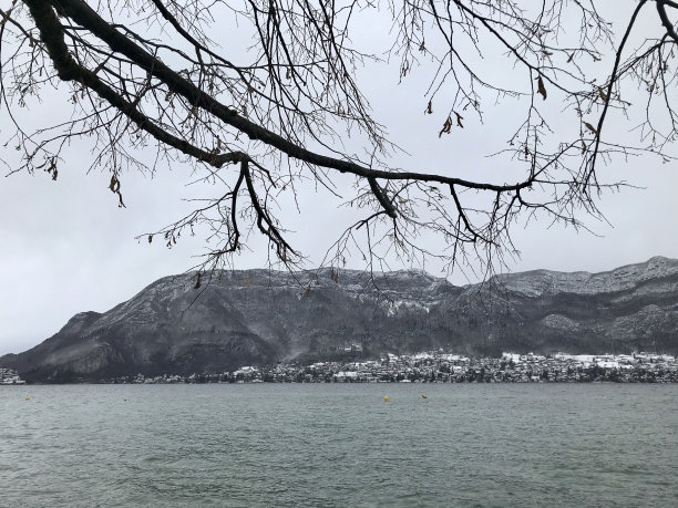 最后一场雪后，从安纳西湖岸边的景色图片下载