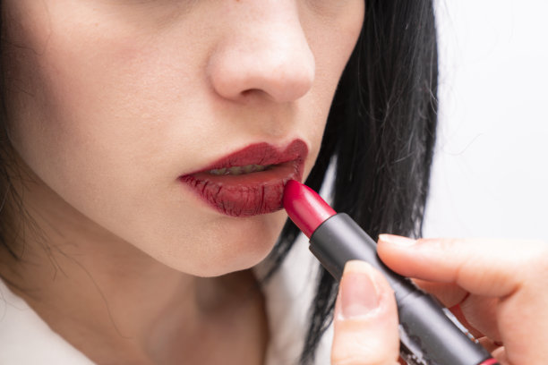 一位涂着红色口红的职业女性图片下载