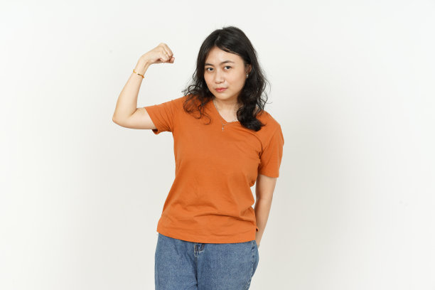 美丽的亚洲女人穿着橙色t恤孤立在白色的背景图片下载