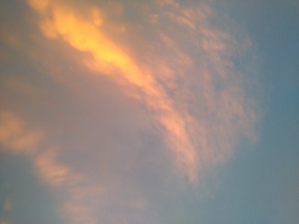 淡淡的彩云和傍晚的天空图片下载