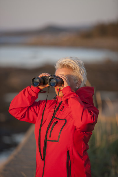 成熟的女人在日落时分的户外。图片下载