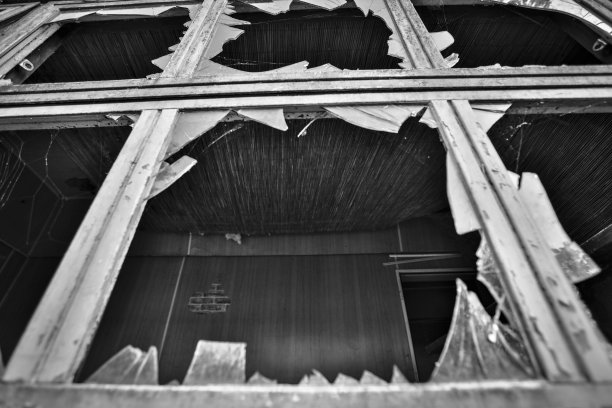 黑色和白色的可怕的破窗户的低角度视图特写图片下载