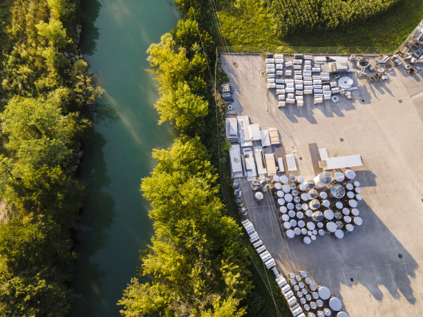 无人机在河边工厂室外仓库的视角图片下载