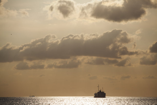 轮廓惊人的天空和船的观点在日落图片下载