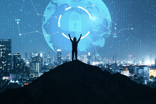 黑客身穿连帽衫站在背光山上，手持抽象的多边形球形全息图，用二进制代码照亮夜晚的城市背景。多边形网络、科学、通信、编程和地球概念。图片下载