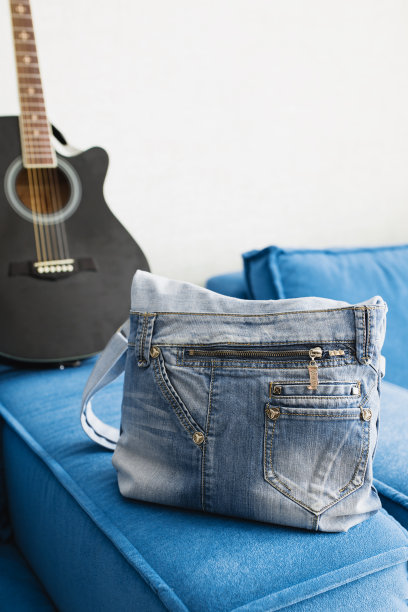 休闲女性包由蓝色牛仔布在内部图片下载