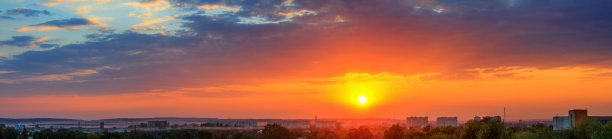 城市景观-俯瞰城市的日落，全景。水平的旗帜图片下载