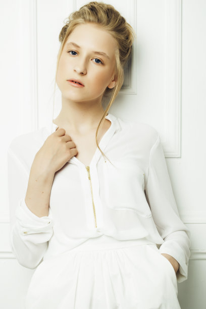 可爱的小女孩，白色的裙子，白色的背景图片下载