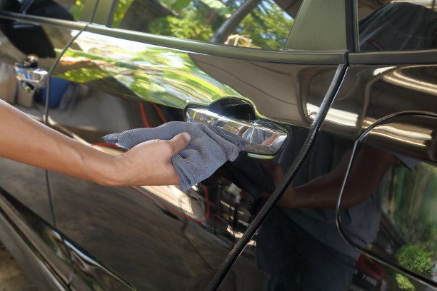 用超细纤维布擦拭车门把手图片下载