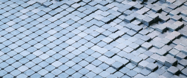 粗糙的深蓝色瓷砖表面与各种立方体块。广泛的水平组合。图片下载